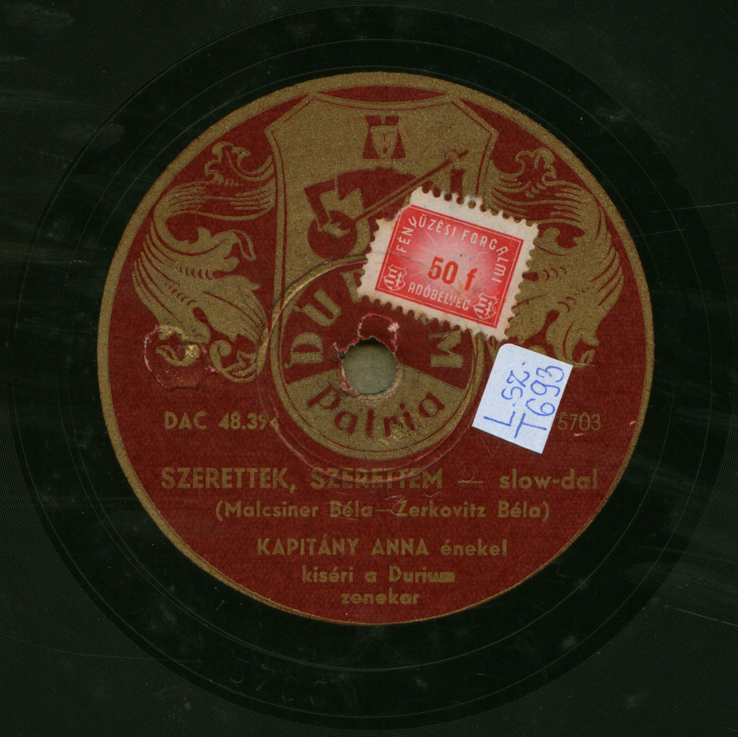 Kapitány Anna énekel